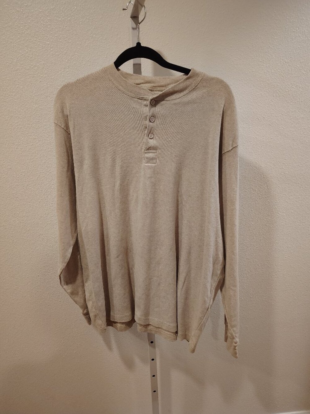 Basic Editions Men's Long Sleeve Henley Top Size Large Buttons Light Beige